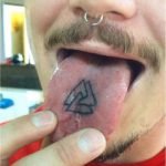 La nueva moda de belleza: tatuajes en la lengua