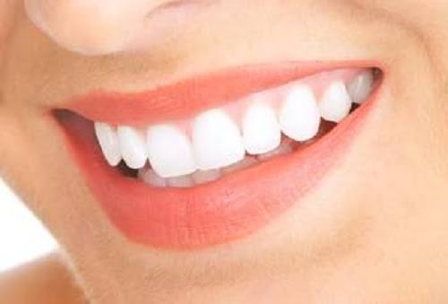 Descubre los mejores trucos caseros para tener unos dientes blancos